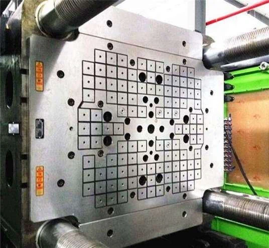 Sistema de subjecció magnètica Màquina d'emmotllament per injecció Canvi de motlle